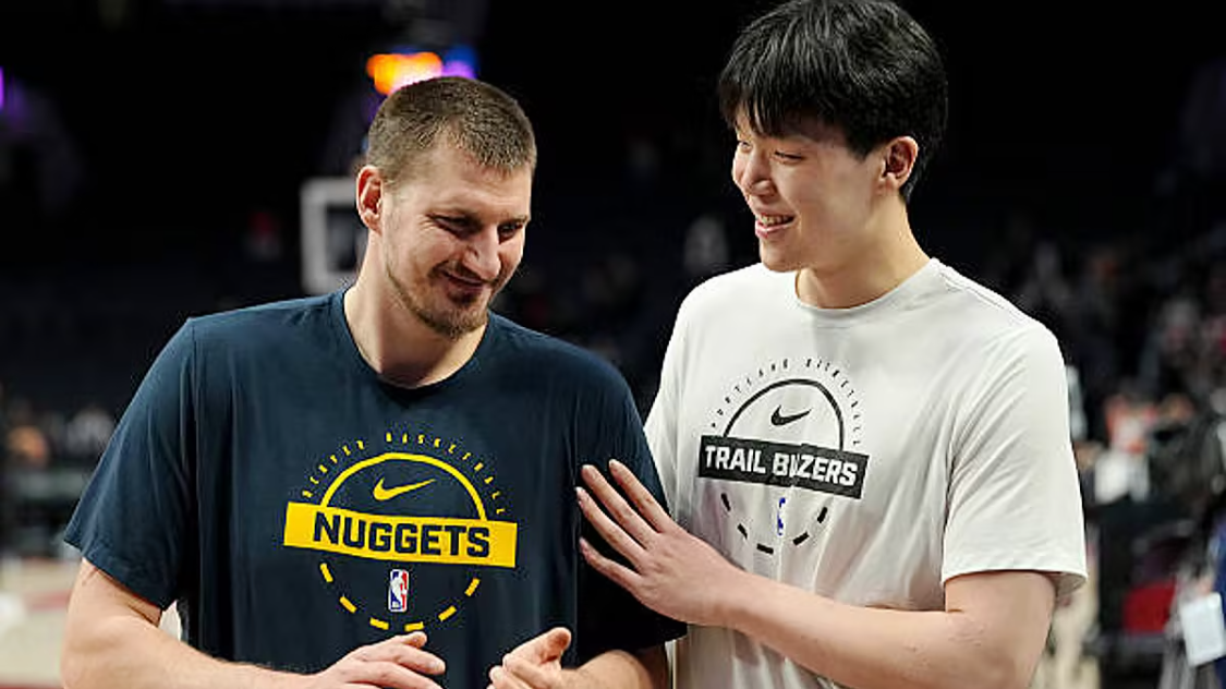 加时逆袭后，约基奇穿越全场去拥抱那个0分钟的中国小伙